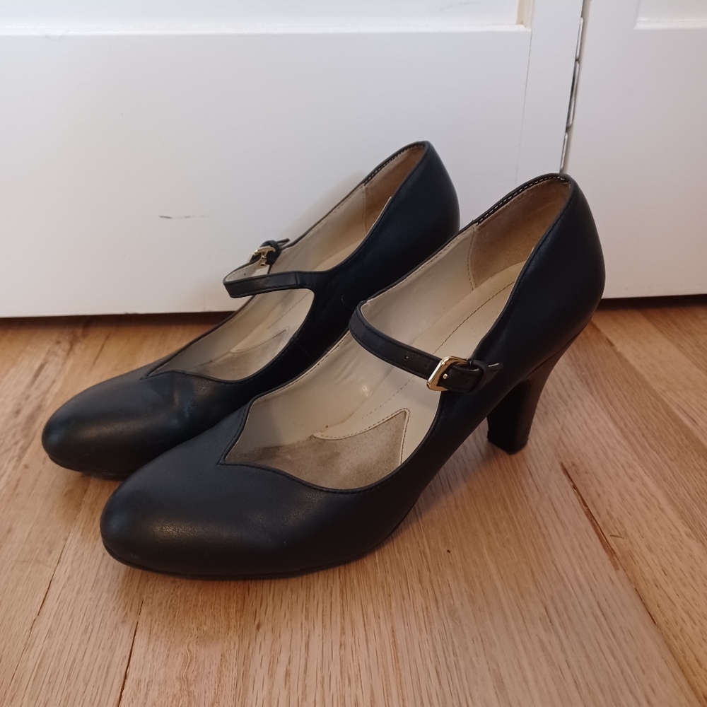 Naturalizer black Mary Jane pumps
